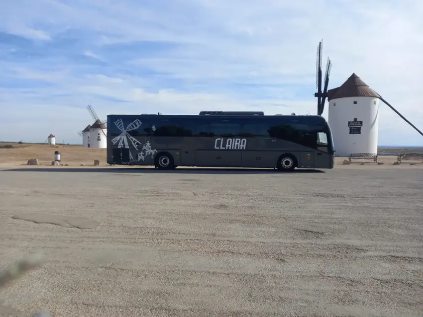 Autocar Claira junto a un molino