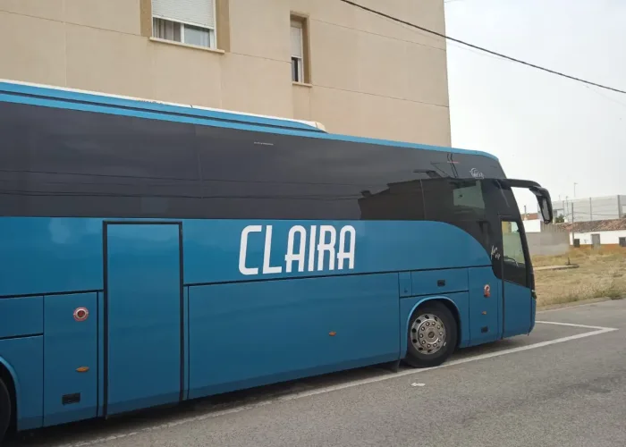 Autocar azul de Autocares Claira en Ossa de Montiel, empresa de alquiler de autocares en Albacete.